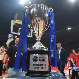 Η χρυσή βίβλος της Stoiximan GBL μετά την κατάκτηση του πρωταθλήματος από τον Ολυμπιακό