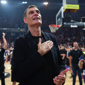Μυθική αποθέωση στον Μπαρτζώκα και υπόκλιση του προπονητή του Ολυμπιακού στον κόσμο (video)