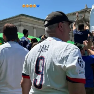 Ρίγη συγκίνησης: Φίλος της Παρί φοράει μπλούζα με το όνομα της αδικοχαμένης κόρης του Λουίς Ενρίκε