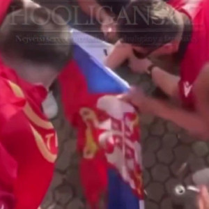 Μυρίζει μπαρούτι στα Τίρανα: Αλβανοί οπαδοί έσκισαν σημαία της Σερβίας (video)