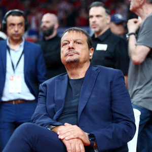 Ο Αταμάν έκανε είσοδο στο ΣΕΦ φορώντας ακουστικά και... σιγοτραγουδώντας (video)