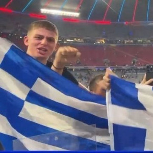 Έλληνες οπαδοί της Παρί πανηγυρίζουν με γαλανόλευκες σημαίες στην «Allianz Arena» (video)