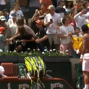Μαλλιοτράβηγμα στο Roland Garros για την... μπλούζα του 20χρονου Γάλλου Αρτούρ Φιλς! (video)