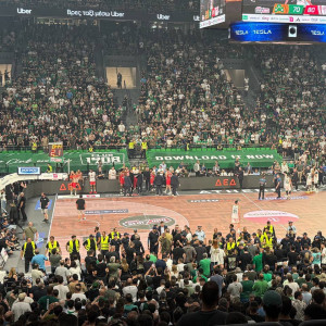 Ένταση στα court-seats του ΟΑΚΑ - Μπήκαν μπροστά στο παρκέ αστυνομικές δυνάμεις