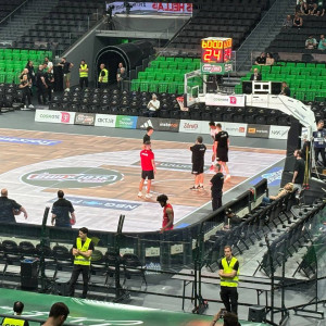 Με προστατευτικό plexiglass ο πάγκος του Ολυμπιακού στο ΟΑΚΑ