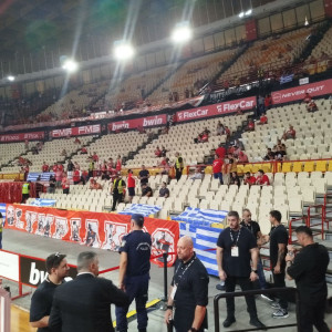 Ελληνικές σημαίες στο ΣΕΦ πίσω από τον πάγκο του Παναθηναϊκού