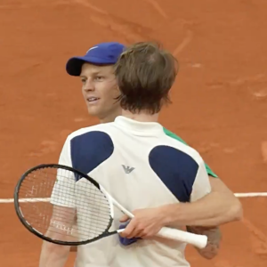 Εύκολα στους «4» του Roland Garros ο Σίνερ, ο Τζόκοβιτς νικητής στο ντέρμπι με τον Ζβέρεφ