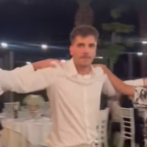 Ο Ιωαννίδης χόρεψε συρτάκι στον γάμο της αδερφής του μαζί με τους Κώτσιρα και Νίκα (video)