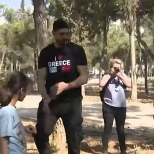 Ο Ενές Καντέρ πήρε μέρος σε δενδροφύτευση στην Αθήνα με μπλουζάκι «αγαπώ την Ελλάδα»