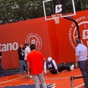 Ο Γιάννης Αντετοκούνμπο έφαγε μία επική τούμπα στην προσπάθειά του να καρφώσει (video)