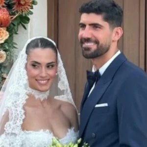 Ο Ανδρέας Μπουχαλάκης παντρεύτηκε την αγαπημένη του Αλεξάνδρα στην Κρήτη