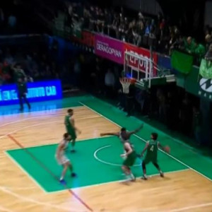 Τρομερό buzzer beater από τη μία μπασκέτα στην άλλη στο πρωτάθλημα Αργεντινής (video)