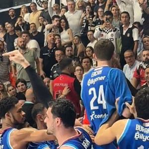 Έξαλλος ο Οσμάνι τσακώθηκε με οπαδούς της Μπεσίκτας στον αποκλεισμό σοκ της Εφές (video)