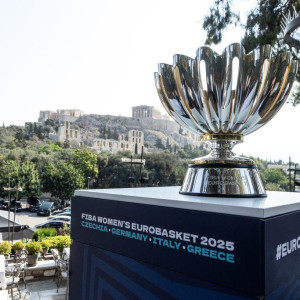Το τρόπαιο του EuroBasket βρίσκεται στην Αθήνα και φιγουράρει με φόντο την Ακρόπολη