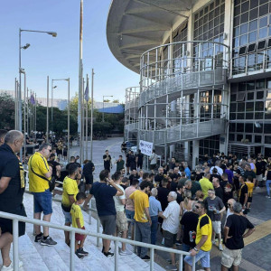 Ουρές κάνει ο κόσμος του Άρη έξω από το Παλέ