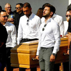 Σπαραγμός καθώς έφτασαν στην εκκλησία τα φέρετρα του Ζότα και του αδερφού του