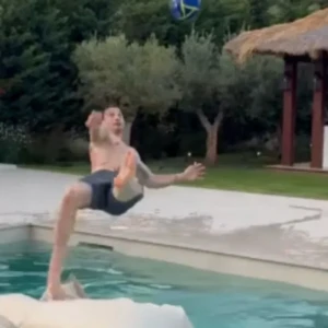 Ο Zλάταν το... έχει ακόμα - Απίθανο ανάποδο ψαλιδάκι στην πισίνα από τον Σουηδό (video)