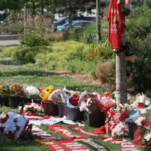 Live εικόνα από το Άνφιλντ: Χιλιάδες κόσμου αφήνουν λουλούδια για τον Ζότα