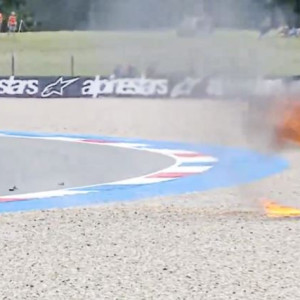 Τρομακτικό ατύχημα στο Moto GP: Η μηχανή ενός οδηγού πήρε φωτιά και βρέθηκε στο έδαφος (video)