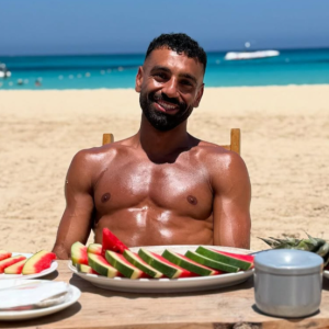 Παραλία, ήλιος και καρπούζι - Ο Σαλάχ το ζει... ελληνικά, παρέα με πρώην παίκτη του Ολυμπιακού