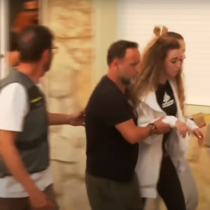 Η συγκλονιστική εικόνα της συζύγου του Ντιόγκο Ζότα να φεύγει από το νεκροτομείο (video)
